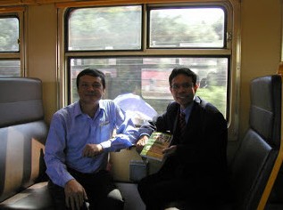 Ông José António Amorim Dias (phải) và Hoàng Kim đi qua cánh đồng Waterloo trên chuyến tàu tốc hành từ Brussels đến Paris